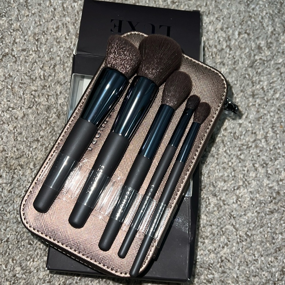 Sephora Collection Pro Luxe makeup brushes with case